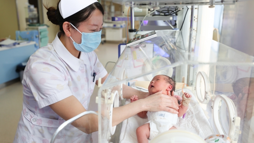 Trung Quốc trợ cấp tiền mặt chăm sóc trẻ em trên toàn quốc nhằm tăng tỷ lệ sinh